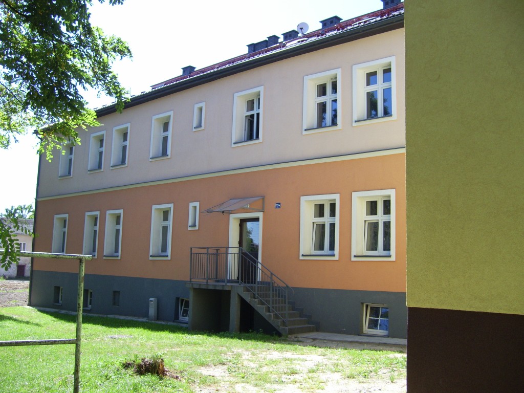 Widok na budynek mieszkalny przy ulicy Krakowskiej 12a w Chrzanowie. Wejście główne do budynku.