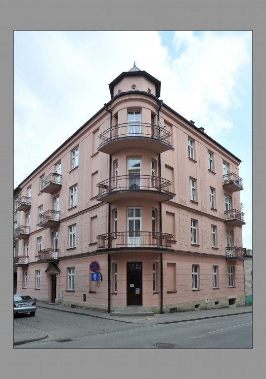 Widok na budynek przy ulicy Jagiellońskiej 13a w Chrzanowie.