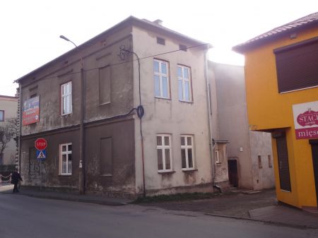 Widok na budynek przy ulicy Oświęcimskiej 20 w Chrzanowie przed modernizacją. Widok na budynek od strony zachodniej i od strony podwórka.