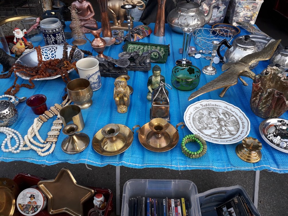 Pchli Targ przy ulicy Kusocińskiego w Chrzanowie. Na zdjęciu różne przedmioty do kupienia w ramach Pchlego Targu.
